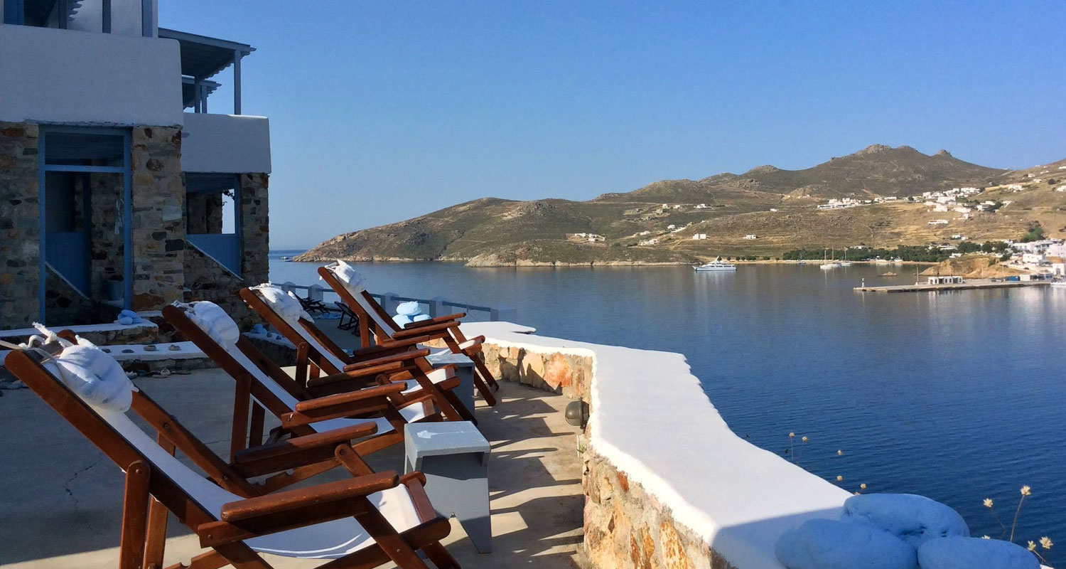 Terrace with sunbeds at Amfitriti studios at Serifos